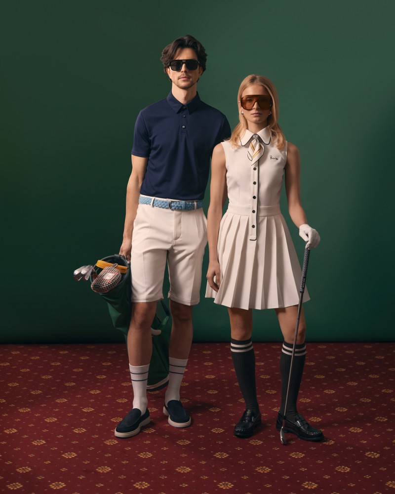 Mężczyzna w granatowym polo i białych szortach golfowych, obok kobiety w kremowej sukience golfowej