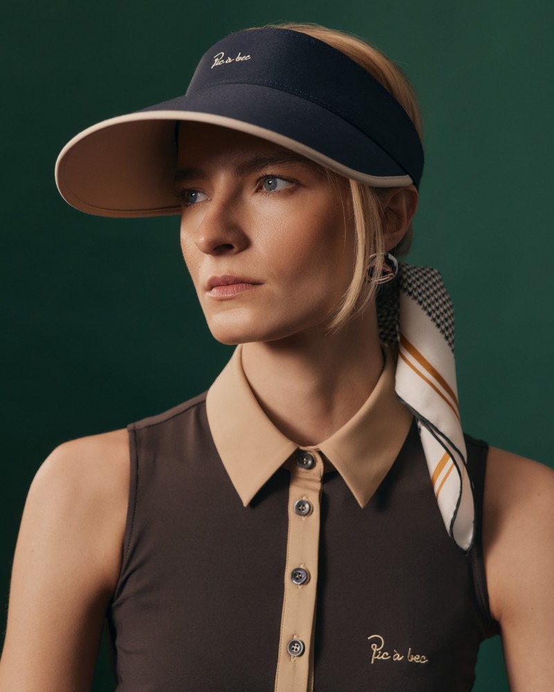Modelka w daszku golfowym od frontu
