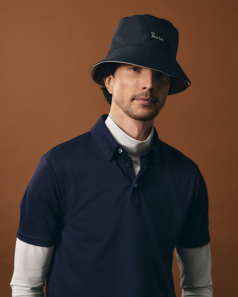 Model w kapeluszu bucket hat